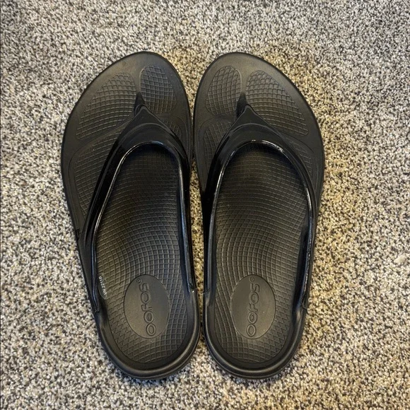 OOFOS OOlala recovery sandal black patent, 8 - Picture 5 of 10